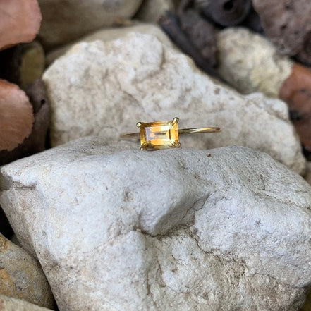 Classic 4 Prong East-West Solitaire Setting